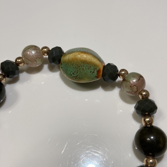 NWOT beaded summer bracelet with seashell and gold floral pendant. One size. - Picture 6 of 6